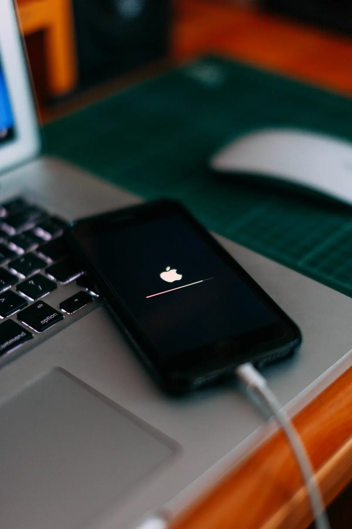 iPhone 13 cargando, vista de la batería en pantalla