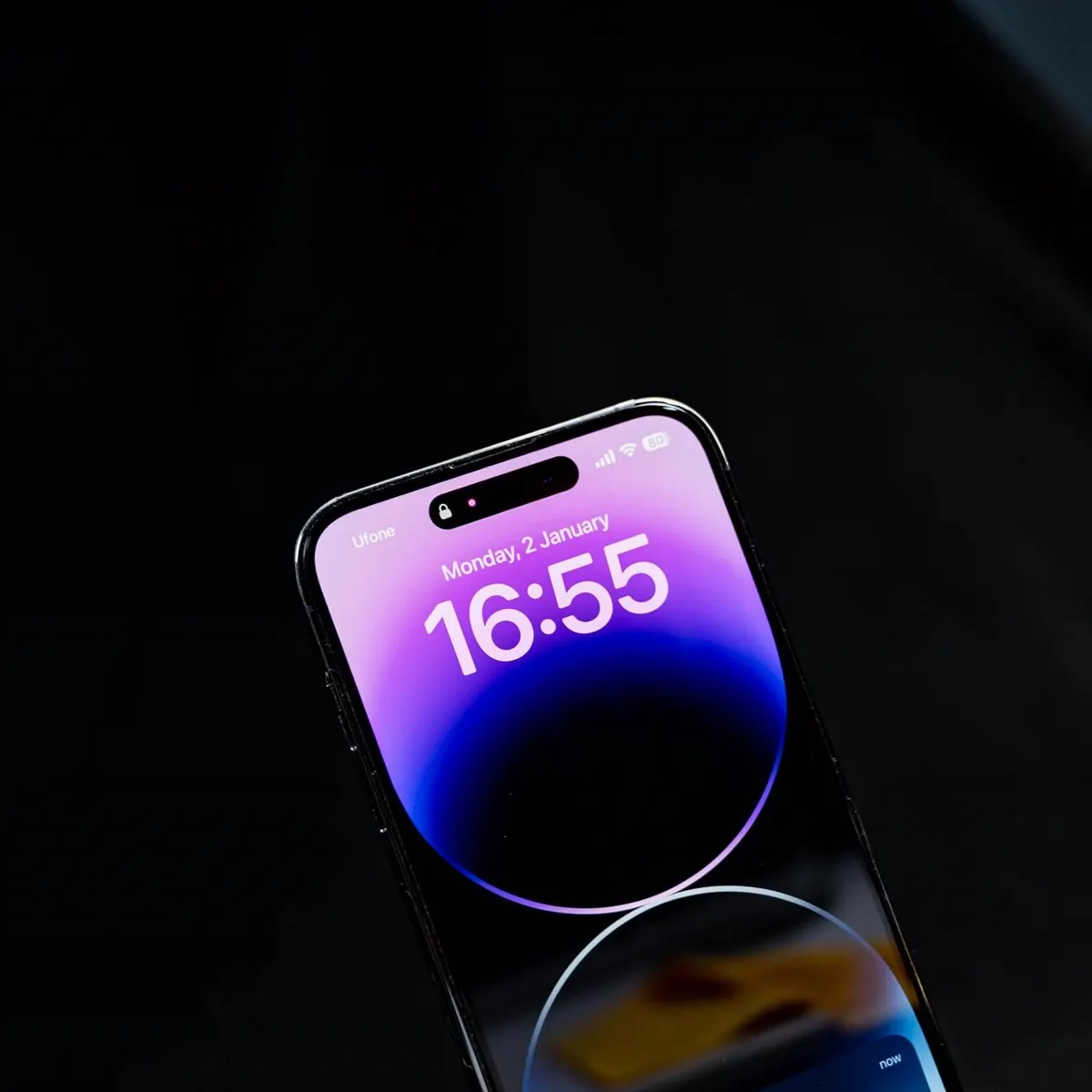 iPhone 13 en uso diario, sostenido en la mano